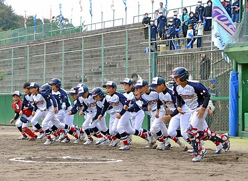 ＪＡカップ島根県学童軟式野球選手権大会試合に臨む江津のメンバー。谷本大晴君（右端）は４番主将で引っ張った＝松江市上乃木１０丁目、松江市営野球場