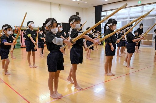 竹刀を構える園児＝出雲市大津町、たちばな保育園