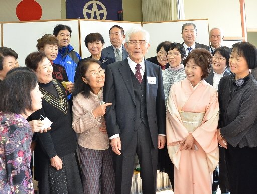 ２０年の活動を振り返り、高橋博会長（前列中央）を囲む住民＝松江市淞北台、淞北台会館