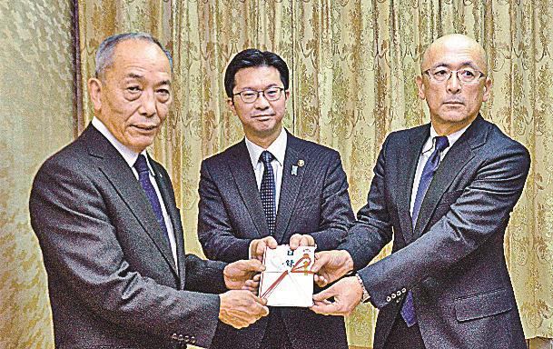 田後良文会長(左)に目録を手渡す伊木隆司市長(中)と壷倉真司取締役=米子市加茂町1丁目、市役所