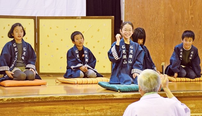 学習発表会や寄席に向け落語の稽古をする大森小学校の児童＝大田市大森町、大森小学校