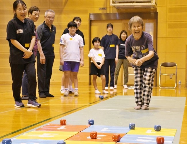 ニュースポーツを楽しむ参加者＝益田市横田町、益田養護学校