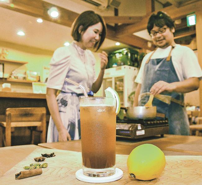 カレー工房ダーニャと薬剤師の安達由美さん（左）が考案した特製クラフトコーラ＝松江市東出雲町錦新町８丁目、同店