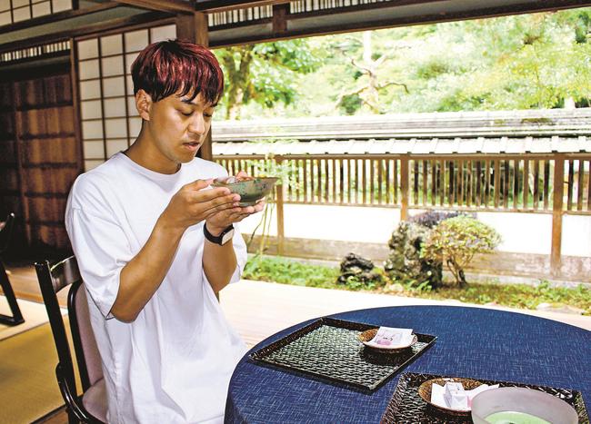 冷たい抹茶を味わう来場者＝島根県津和野町邑輝、旧堀氏庭園