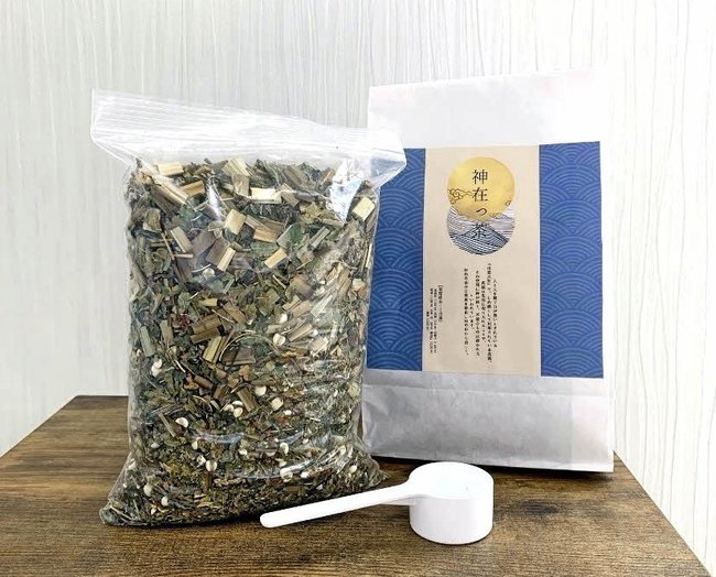 神が宿る草と呼ばれる多年草「マコモ」を使用した漢方茶「神在っ茶」（提供）