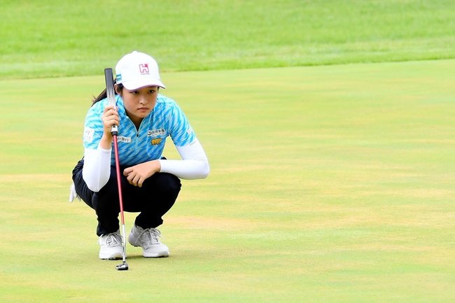 ラインを読む選手＝大山平原ゴルフクラブ
