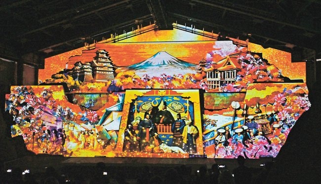 砂像に投影された映像＝鳥取市福部町湯山、鳥取砂丘砂の美術館