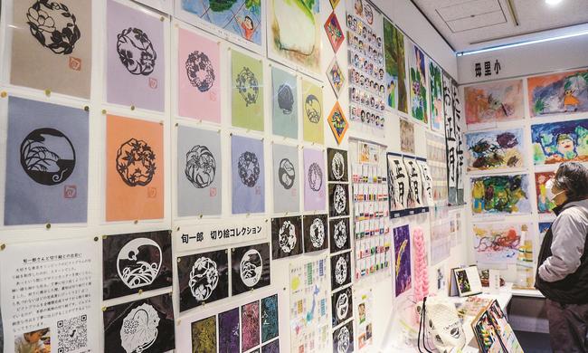 荒島小児童の切り絵など力作が並ぶ会場＝安来市飯島町、アルテピア