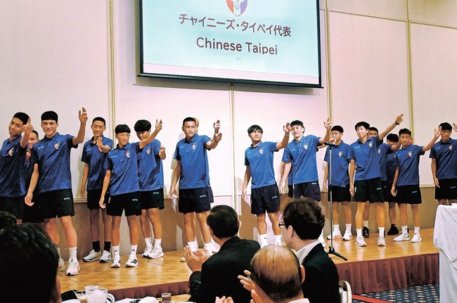 息の合ったダンスを披露する「チャイニーズ・タイペイ」の選手＝米子市明治町、米子ワシントンホテルプラザ