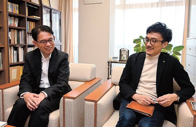 新規事業について語る今井書店の林一郎取締役（左）たち＝松江市殿町、同社