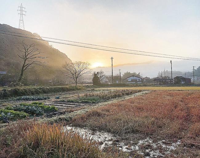 意宇川沿いから見る朝日