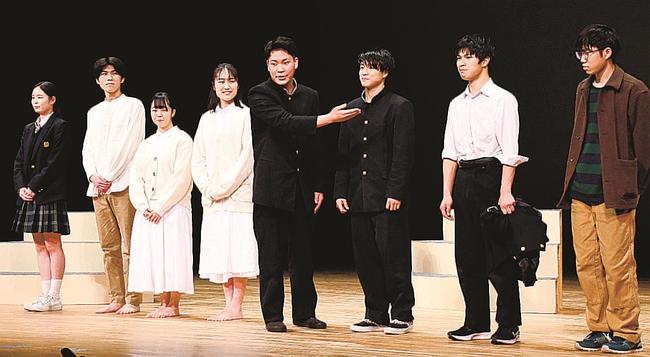カーテンコールで、三刀屋高掛合分校メンバーを紹介する曽田昇吾さん（中央）＝松江市殿町、県民会館中ホール