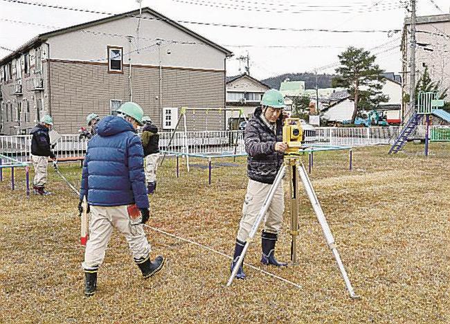 石川県穴水町の公園で始まった仮設住宅の建設作業＝１５日