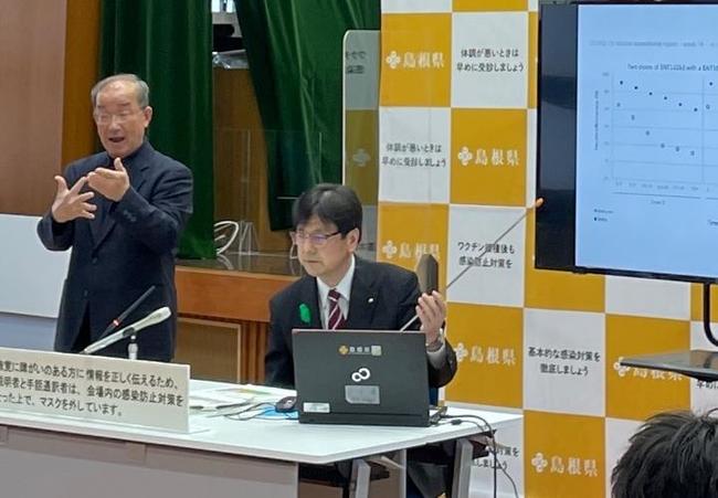 会見する島根県感染症対策室の田原研司室長＝県庁