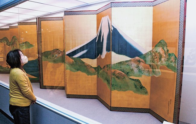 富士山やタカ、ナスが描かれたびょうぶを見る職員＝出雲市浜町、出雲文化伝承館