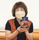 商品を手に持つグランディア赤名峠の奥野佳代子代表＝島根県飯南町下赤名、町役場