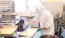 新商品のロールケーキを製造する従業員〓（?）大田市波根町、旭養鶏舎