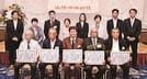 表彰を受けた島根県西部の販売所従業員ら＝浜田市黒川町、浜田ワシントンホテルプラザ