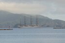 浦郷湾に停泊した日本丸＝島根県西ノ島町浦郷から撮影