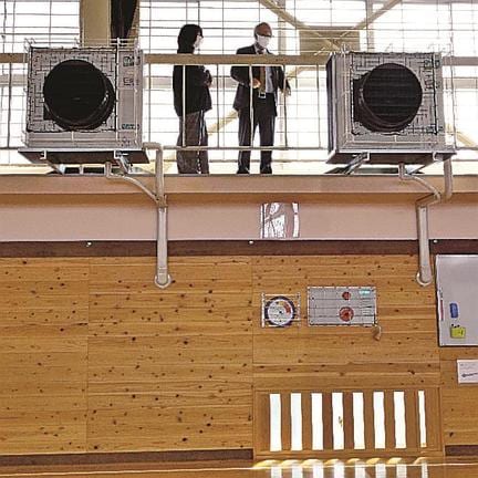 川本小学校体育館に設置されたスポットエアコン