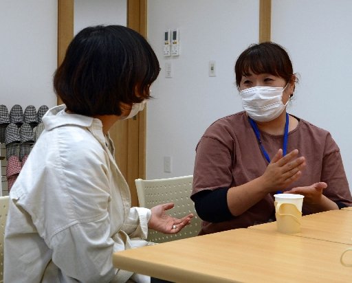 サロンで相談を受ける井上恵理子さん（右）＝出雲市内
