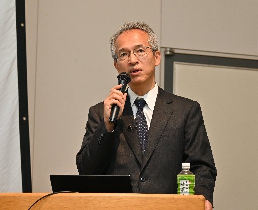 大学病院長として感じた新型コロナウイルスの特徴や経験を話す、大阪大医学部教授の土岐祐一郎さん＝６月９日、松江市白潟本町、スティックビル