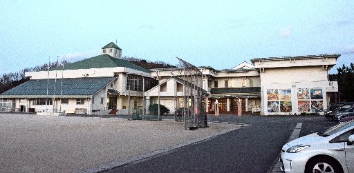 事故が起きた五十猛小学校。手前の道路で児童２人がはねられた＝大田市五十猛町