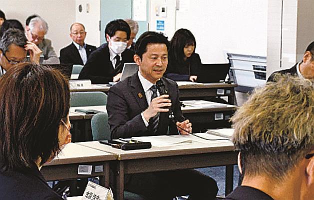 景観審議会の委員（手前）と意見を交わす上定昭仁市長（中央）＝松江市白潟本町、市民活動センター
