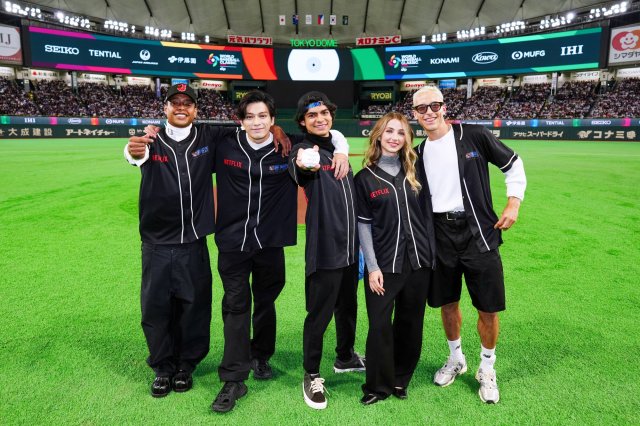 ワールドベースボールクラシック始球式に“麦わらの一味”(左から)ジェイコブ・ロメロ、新田真剣佑、イニャキ・ゴドイ、エミリー・ラッド、タズ・スカイラーが登場