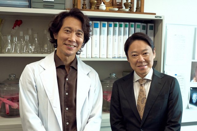 『しあわせな結婚』に出演する佐々木蔵之介、阿部サダヲ（C）テレビ朝日