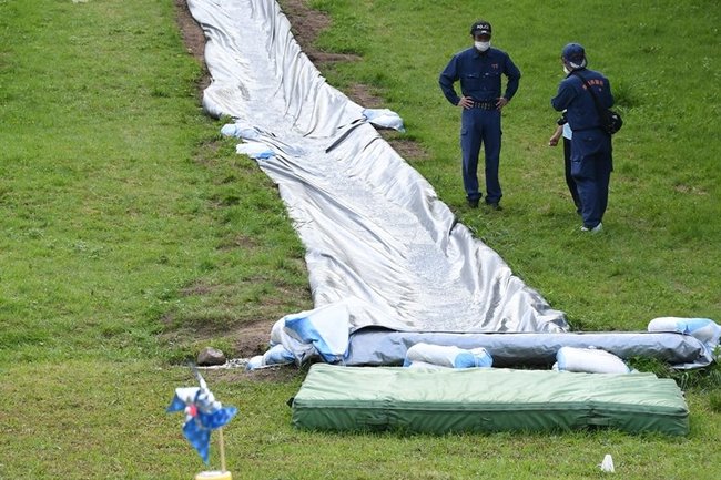 事故現場のウォータースライダーの検分をする捜査関係者＝２４日午後５時４２分、島根県邑南町市木、瑞穂ハイランド