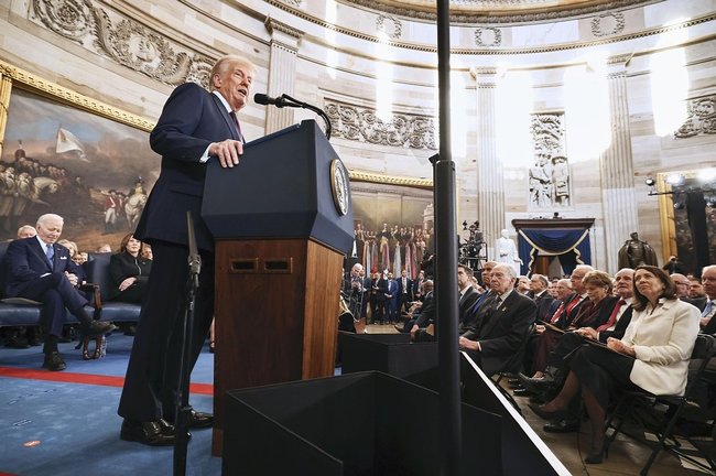 ２０日、米連邦議会議事堂で開かれた就任式で演説するトランプ新大統領＝ワシントン（ＡＰ＝共同）
