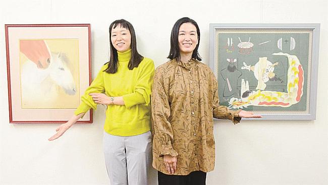 ２年ぶりとなる２人展を開いた永岡郁美さん（左）と、川﨑麻央さん（右）＝東京・銀座、かわべ美術