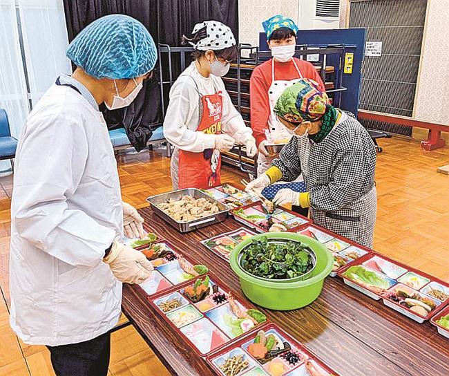 おせちをつくるボランティア（昨年の様子）＝島根県吉賀町六日市、吉賀町社会福祉協議会