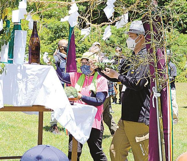 安全を願い、玉串をささげる神事参加者＝広島県庄原市、ひろしま県民の森