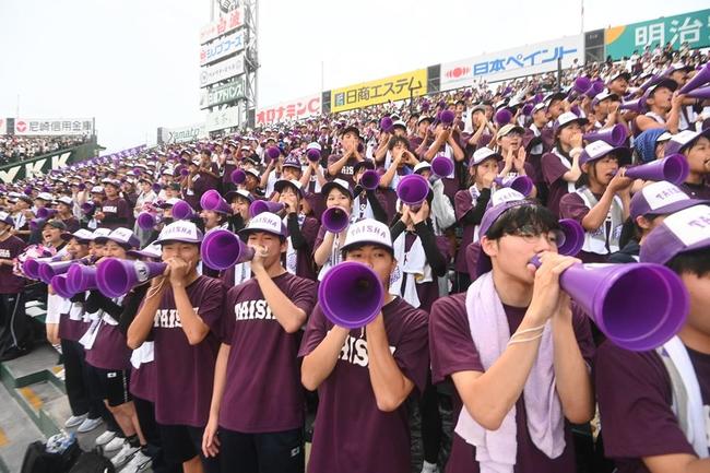 準々決勝の神村学園戦で声を張り上げる大社の大応援団＝19日、兵庫県西宮市の阪神甲子園球場