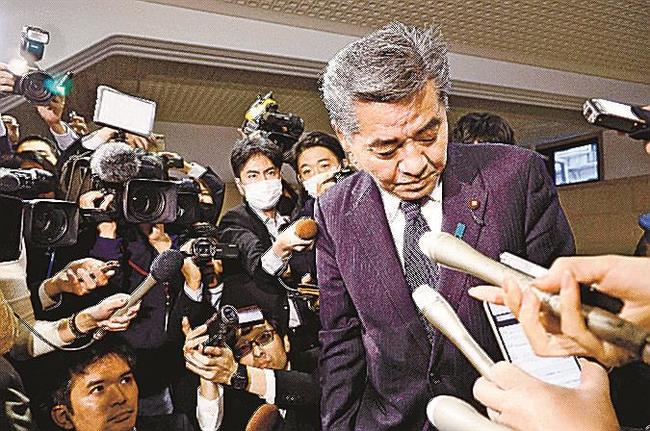 財務副大臣を辞任し、取材に応じた神田憲次氏＝１３日午後、財務省