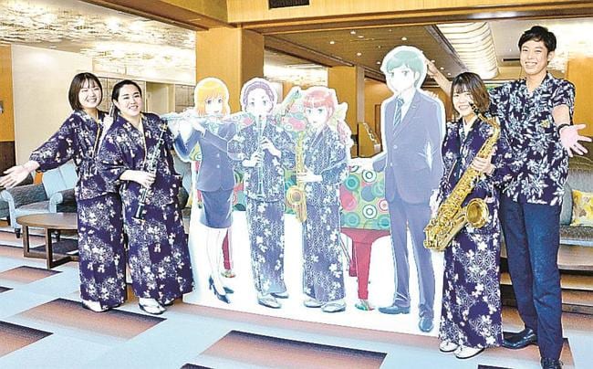 演奏者４人とイラストパネル＝松江市玉湯町玉造、玉造グランドホテル長生閣