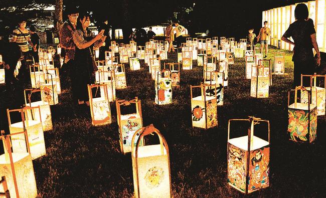 手作りあんどんの撮影をする来場者＝松江市殿町
