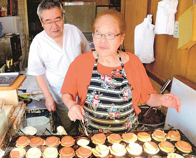 二人三脚で店を切り盛りしてきた木村勝彦さん（左）と妻の啓子さん＝松江市南田町、きむら新月堂