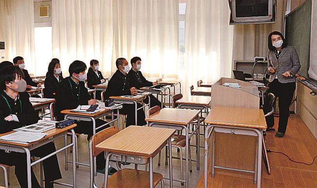 清水由紀子ＮＩＥ担当（右）の話に耳を傾ける生徒