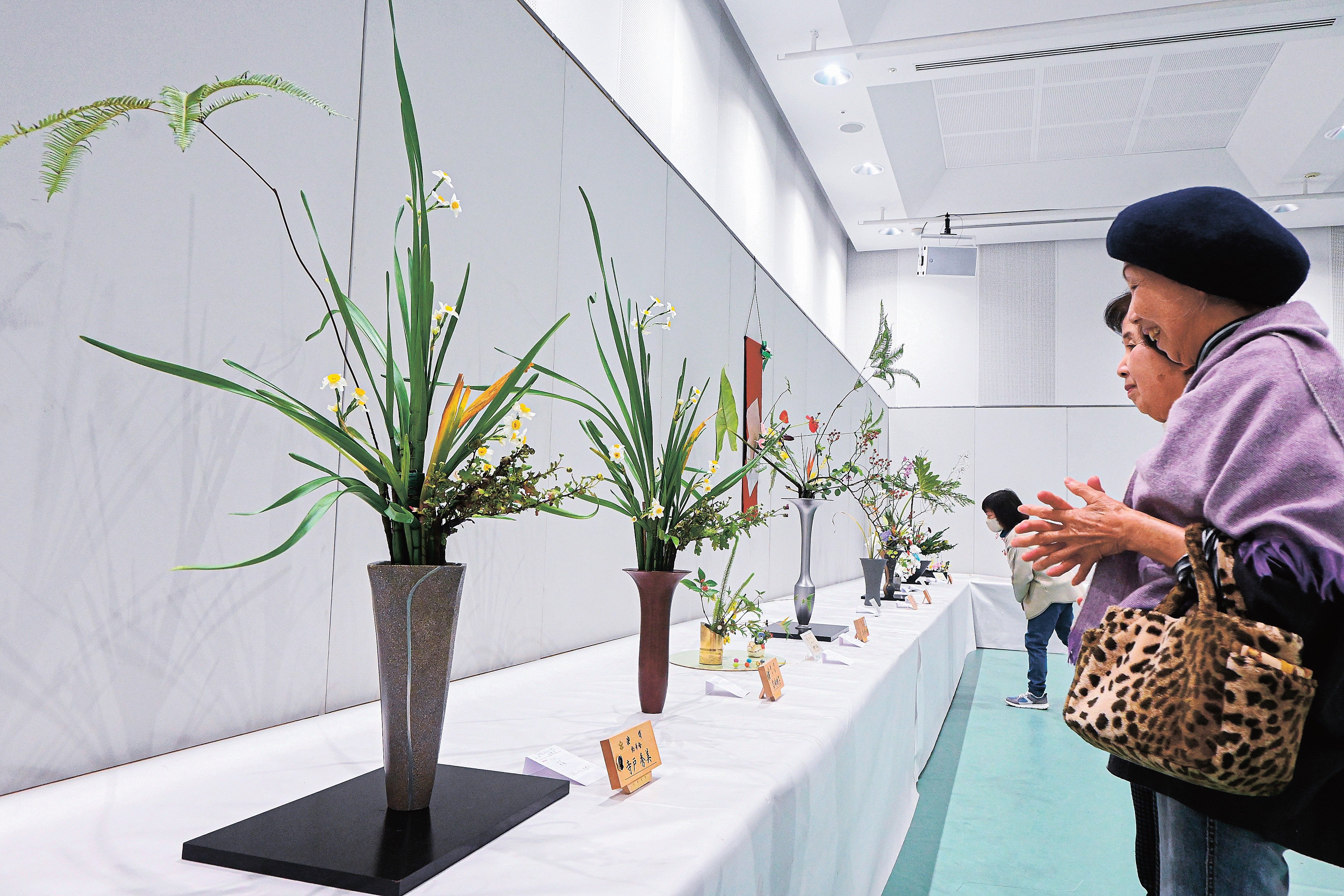 冬の訪れを知らせる生け花を展示 益田で池坊石見支部展 | 山陰中央新報