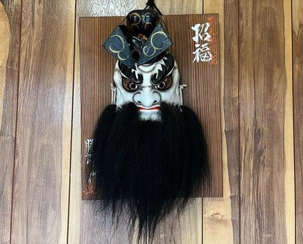 家の玄関を開けると神楽の面と目が・・・「島根あるある」のルーツに 家の玄関を開けると神楽の面と目が・・・「島根あるある」のルーツに