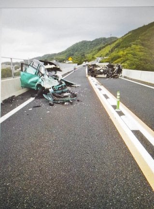 車３台が絡んだ事故現場＝５月３１日午後４時撮影、出雲市多伎町小田、山陰道小田第１高架橋（島根県警提供）