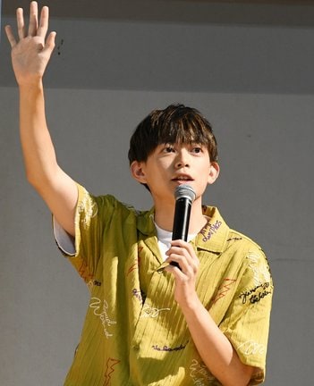 会場とやりとりしながら謎解きを出題する松丸亮吾さん＝松江市学園南１丁目、くにびきメッセ