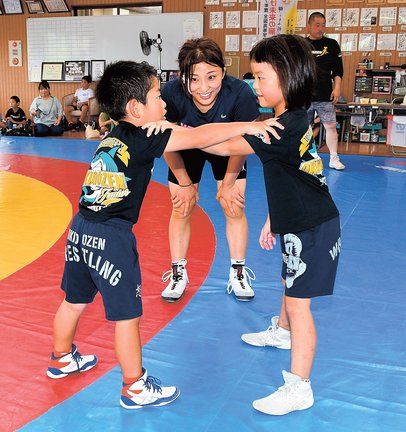組み手を指導する須崎優衣選手（中央）＝島根県海士町福井、隠岐島前高校