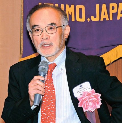 ドクターヘリの重要性について講演する篠田伸夫会長＝出雲市今市町、ホテル武志山荘
