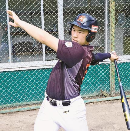 力強く素振りをする山根陽凪内野手
