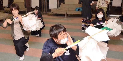 浜田石見神楽社中連絡協議会員（手前）から「塩祓」の動きを教わるメンバー＝浜田市黒川町、石央文化ホール