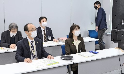事業復活支援金など支援制度について商工団体と意見を交わす島根県商工労働部の田中麻里部長（右）＝松江市殿町、県庁
